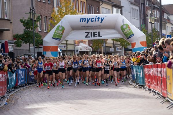 Start der Frauen am 31.10.2021 waehrend der DM 10km Strasse in Uelzen. Mit v.l.n.r.: Svenja Clemens (LG Odenwald), Sofia Benfares (LC Rehlingen), Selma Benfares (LC Rehlingen), Miriam Dattke (LG TELIS FINANZ Regensburg), Hanna Klein (LAV Stadtwerke Tuebingen), Kristina Hendel (LG Braunschweig), Blanka Doerfel (SCC Berlin), Eva Dieterich (Laufteam Kassel), Katja Fischer (LAV Stadtwerke Tuebingen)