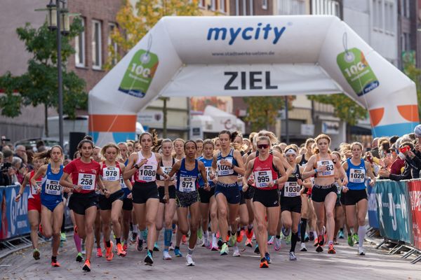 Start der Frauen am 31.10.2021 waehrend der DM 10km Strasse in Uelzen. Mit v.l.n.r.: Svenja Clemens (LG Odenwald), Sofia Benfares (LC Rehlingen), Selma Benfares (LC Rehlingen), Miriam Dattke (LG TELIS FINANZ Regensburg), Hanna Klein (LAV Stadtwerke Tuebingen), Kristina Hendel (LG Braunschweig), Blanka Doerfel (SCC Berlin), Eva Dieterich (Laufteam Kassel), Katja Fischer (LAV Stadtwerke Tuebingen)