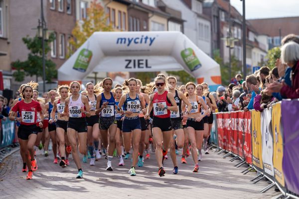 Start der Frauen am 31.10.2021 waehrend der DM 10km Strasse in Uelzen. Mit v.l.n.r.:  Sofia Benfares (LC Rehlingen), Selma Benfares (LC Rehlingen), Miriam Dattke (LG TELIS FINANZ Regensburg), Hanna Klein (LAV Stadtwerke Tuebingen), Kristina Hendel (LG Braunschweig), Eva Dieterich (Laufteam Kassel)