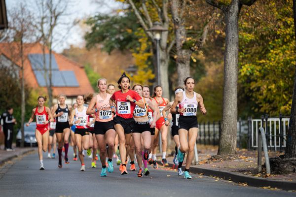 Sofia Benfares (LC Rehlingen), Sonja Vernikov (LAZ PUMA Rhein-Sieg)am 31.10.2021 waehrend der DM 10km Strasse in Uelzen