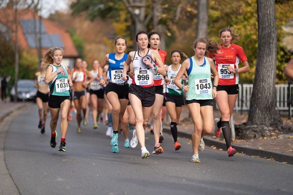 Lara Predki (Lueneburger SV), Gabriele Honscha (SV Automation 61 Leipzig e.V.) am 31.10.2021 waehrend der DM 10km Strasse in Uelzen