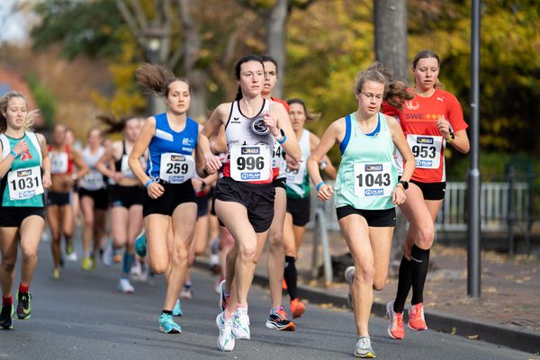 Lara Predki (Lueneburger SV), Gabriele Honscha (SV Automation 61 Leipzig e.V.) am 31.10.2021 waehrend der DM 10km Strasse in Uelzen