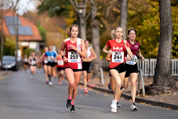 Annika Niederau (Aachener TG), Maybritt Boettcher (MT Melsungen) am 31.10.2021 waehrend der DM 10km Strasse in Uelzen