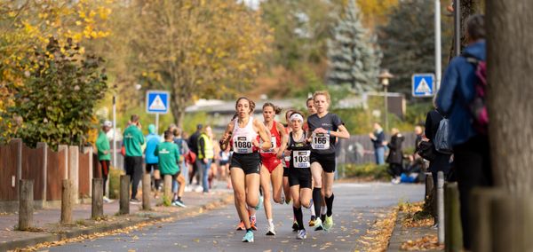 Selma Benfares (LC Rehlingen), Blanka Doerfel (SCC Berlin), Natascha Mommers (TSV 1863 Herdecke) am 31.10.2021 waehrend der DM 10km Strasse in Uelzen