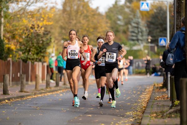 Selma Benfares (LC Rehlingen), Blanka Doerfel (SCC Berlin), Natascha Mommers (TSV 1863 Herdecke) am 31.10.2021 waehrend der DM 10km Strasse in Uelzen