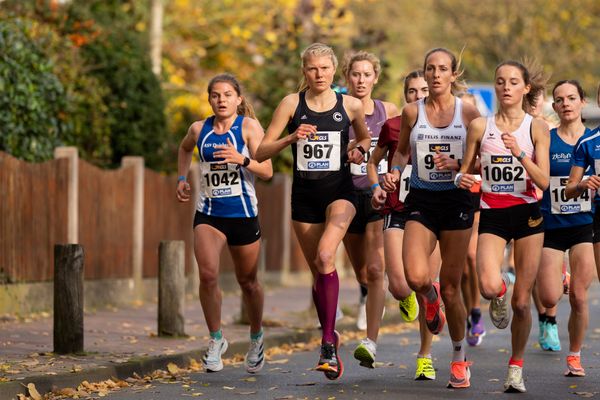 Anneke Vortmeier (ASV Duisburg), Christina Gerdes (SCC Berlin) am 31.10.2021 waehrend der DM 10km Strasse in Uelzen