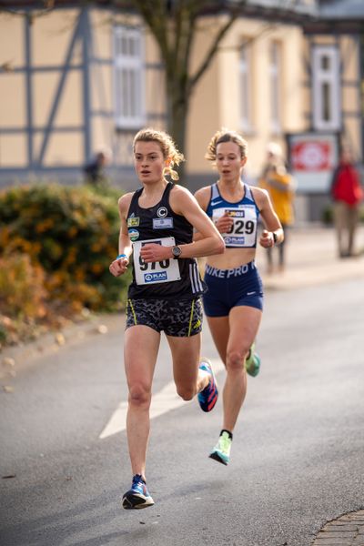 Alina Reh (SCC Berlin) vor Hanna Klein (LAV Stadtwerke Tuebingen) am 31.10.2021 waehrend der DM 10km Strasse in Uelzen