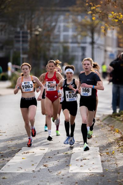 Eva Dieterich (Laufteam Kassel), Blanka Doerfel (SCC Berlin), Natascha Mommers (TSV 1863 Herdecke) am 31.10.2021 waehrend der DM 10km Strasse in Uelzen