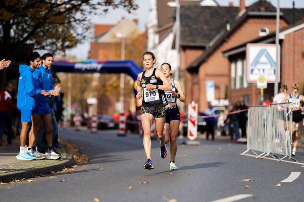 Alina Reh (SCC Berlin) vor Hanna Klein (LAV Stadtwerke Tuebingen) am 31.10.2021 waehrend der DM 10km Strasse in Uelzen