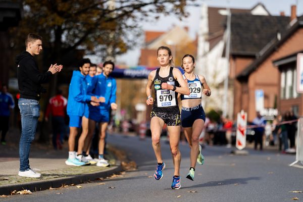 Alina Reh (SCC Berlin) vor Hanna Klein (LAV Stadtwerke Tuebingen) am 31.10.2021 waehrend der DM 10km Strasse in Uelzen