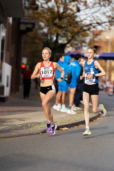 Kerstin Schulze Kalthoff (LG Brillux Muenster), Nele Wellbrock (Leichtathletikclub Kronshagen) am 31.10.2021 waehrend der DM 10km Strasse in Uelzen