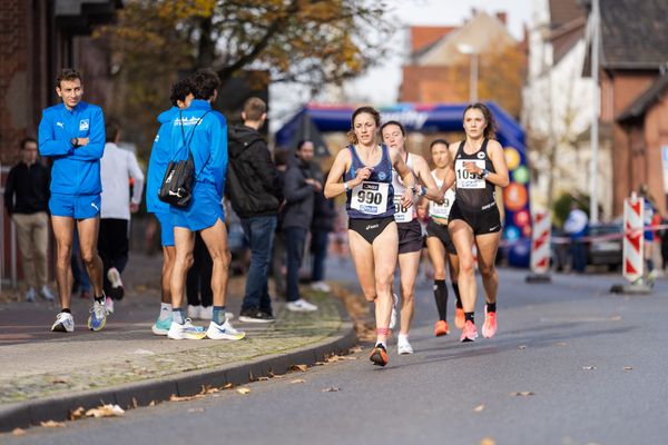 Katharina Nueser (Turnerbund Hamburg Eilbeck), Lara Predki (Lueneburger SV), Anja Krueger (SCC Berlin) am 31.10.2021 waehrend der DM 10km Strasse in Uelzen