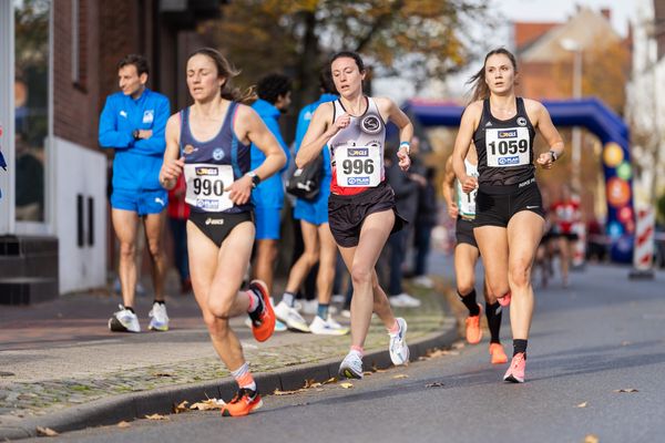 Lara Predki (Lueneburger SV) und Anja Krueger (SCC Berlin) am 31.10.2021 waehrend der DM 10km Strasse in Uelzen