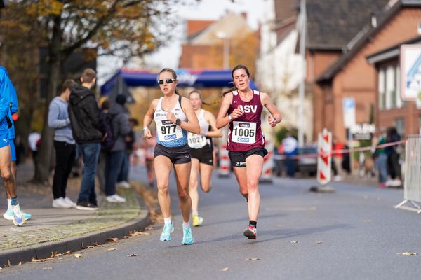 Franziska Stemmer (LG TELIS FINANZ Regensburg) und Lisa Jaschke (ASV Koeln) am 31.10.2021 waehrend der DM 10km Strasse in Uelzen