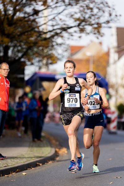 Alina Reh (SCC Berlin) vor Hanna Klein (LAV Stadtwerke Tuebingen) am 31.10.2021 waehrend der DM 10km Strasse in Uelzen