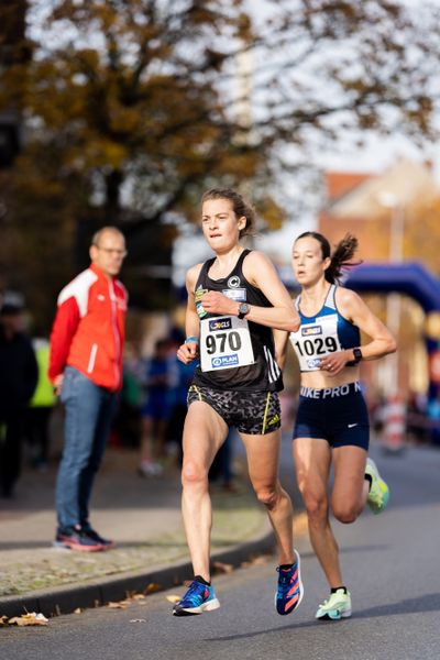 Alina Reh (SCC Berlin) vor Hanna Klein (LAV Stadtwerke Tuebingen) am 31.10.2021 waehrend der DM 10km Strasse in Uelzen