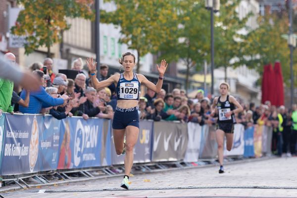 Hanna Klein (LAV Stadtwerke Tuebingen) gewinnt die 10km der Frauen am 31.10.2021 waehrend der DM 10km Strasse in Uelzen