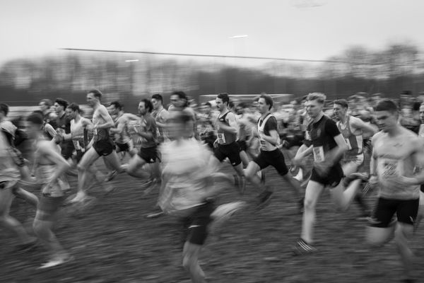 Start der Männer/U23 Mittelstrecke am 18.12.2021 waehrend der deutschen Cross Meisterschaft 2021 in Sonsbeck