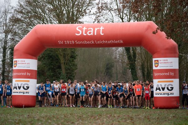 Start der Mittelstrecke Maenner/U23 am 18.12.2021 waehrend der deutschen Cross Meisterschaft 2021 in Sonsbeck