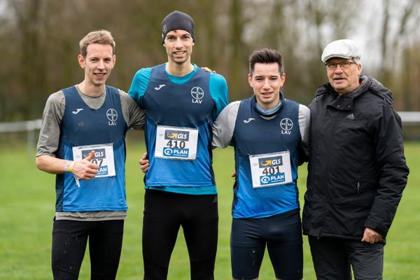 Joshua Nisius (LAV Bayer), Fabian Spinrath (LAV Bayer), Marcus Dunkel (LAV Bayer) am 18.12.2021 waehrend der deutschen Cross Meisterschaft 2021 in Sonsbeck