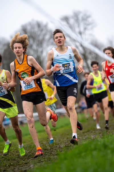 Moritz Kleesiek (Laufteam Kassel) und Jonas Kulgemeyer (OTB Osnabrueck) am 18.12.2021 waehrend der deutschen Cross Meisterschaft 2021 in Sonsbeck