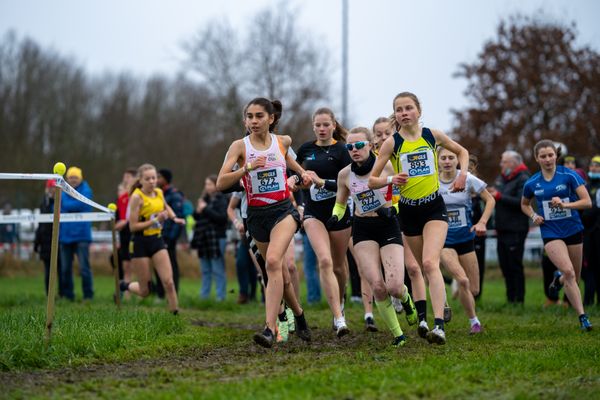 Sofia Benfares (LC Rehlingen), Hannah Roedel (LC Rehlingen), Kira Weis (KSG Gerlingen) am 18.12.2021 waehrend der deutschen Cross Meisterschaft 2021 in Sonsbeck