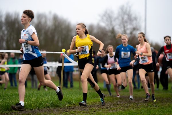 Sophie Hinrichs (VfL Loeningen) am 18.12.2021 waehrend der deutschen Cross Meisterschaft 2021 in Sonsbeck