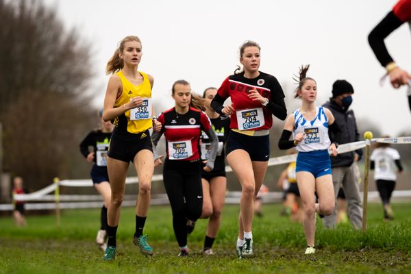 Sonja Richter (VfL Loeningen), Merle Wolf (Dresdner SC 1898) und Vivian Richter (Dresdner SC 1898) am 18.12.2021 waehrend der deutschen Cross Meisterschaft 2021 in Sonsbeck