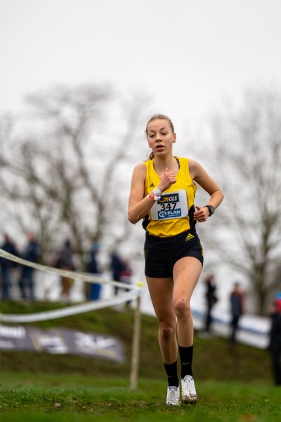 Carolin Hinrichs (VfL Loeningen) am 18.12.2021 waehrend der deutschen Cross Meisterschaft 2021 in Sonsbeck