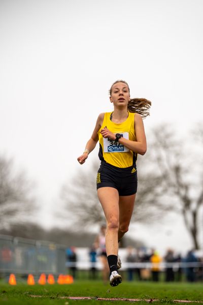 Carolin Hinrichs (VfL Loeningen) am 18.12.2021 waehrend der deutschen Cross Meisterschaft 2021 in Sonsbeck