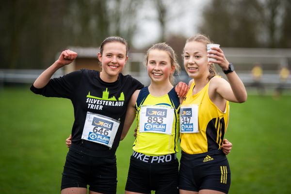 Rebecca Bierbrauer (Silvesterlauf Trier), Kira Weis (KSG Gerlingen), Carolin Hinrichs (VfL Loeningen) am 18.12.2021 waehrend der deutschen Cross Meisterschaft 2021 in Sonsbeck