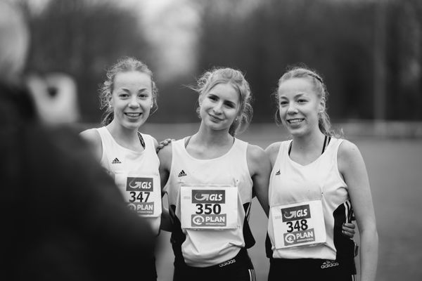 Carolin Hinrichs (VfL Loeningen), Sonja Richter (VfL Loeningen) und Sophie Hinrichs (VfL Loeningen) am 18.12.2021 waehrend der deutschen Cross Meisterschaft 2021 in Sonsbeck