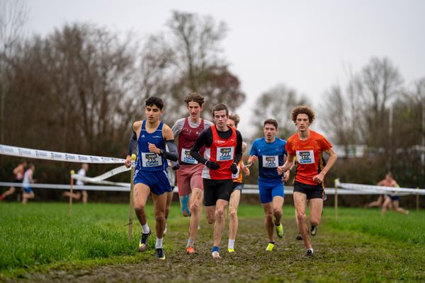 Anas Belfqih (TV Waldstrasse Wiesbaden), Conrad Heinemann (Koenigsteiner LV), Marco Sietmann (LG Brillux Muenster), Robin Mueller (Erfurter LAC), Luk Jaeger (TSV Penzberg) am 18.12.2021 waehrend der deutschen Cross Meisterschaft 2021 in Sonsbeck