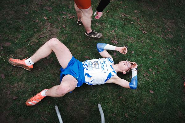 Lukas Gardeweg (TuS Koeln rrh.) liegt im Ziel auf dem Boden am 18.12.2021 waehrend der deutschen Cross Meisterschaft 2021 in Sonsbeck