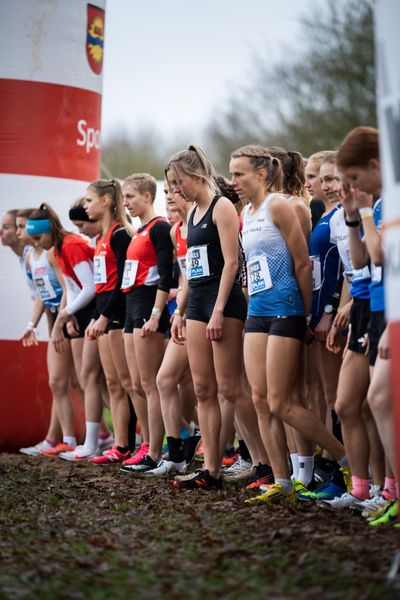 Start der Frauen am 18.12.2021 waehrend der deutschen Cross Meisterschaft 2021 in Sonsbeck