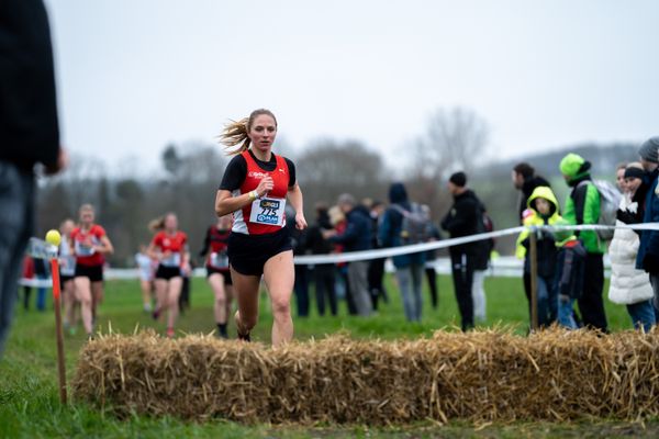 Margot Julia Wyrwoll (LG Brillux Muenster) am 18.12.2021 waehrend der deutschen Cross Meisterschaft 2021 in Sonsbeck