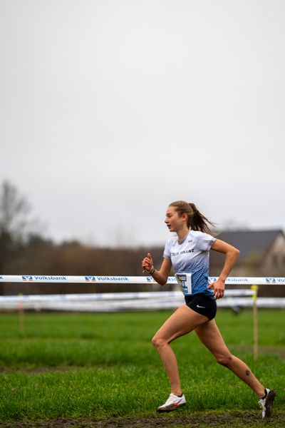 Emma Heckel (LG Telis Finanz Regensburg) am 18.12.2021 waehrend der deutschen Cross Meisterschaft 2021 in Sonsbeck