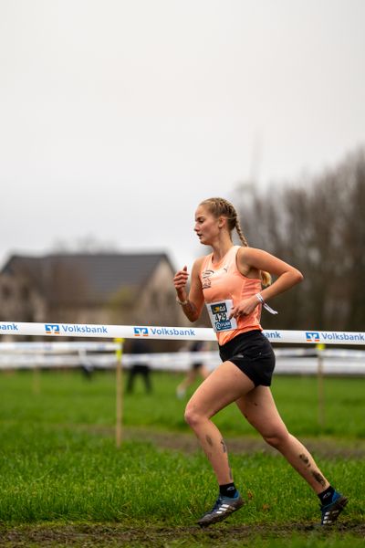 Sonja Vernikov (LAZ PUMA Rhein-Sieg) am 18.12.2021 waehrend der deutschen Cross Meisterschaft 2021 in Sonsbeck