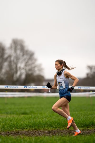 Svenja Ojstersek (LG Telis Finanz Regensburg) am 18.12.2021 waehrend der deutschen Cross Meisterschaft 2021 in Sonsbeck