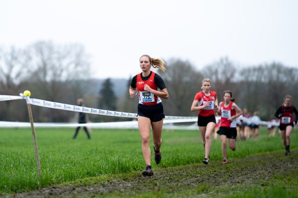 Margot Julia Wyrwoll (LG Brillux Muenster) am 18.12.2021 waehrend der deutschen Cross Meisterschaft 2021 in Sonsbeck