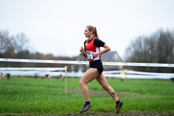 Margot Julia Wyrwoll (LG Brillux Muenster) am 18.12.2021 waehrend der deutschen Cross Meisterschaft 2021 in Sonsbeck