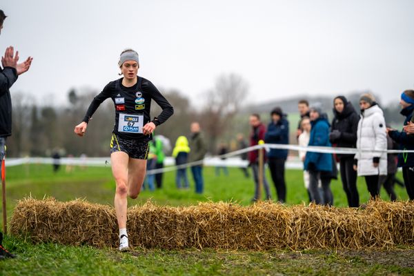 Alina Reh (SCC Berlin) am 18.12.2021 waehrend der deutschen Cross Meisterschaft 2021 in Sonsbeck