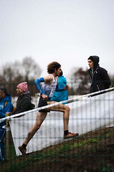 Tim Ramdane Cherif (LG Telis Finanz Regensburg) am 18.12.2021 waehrend der deutschen Cross Meisterschaft 2021 in Sonsbeck