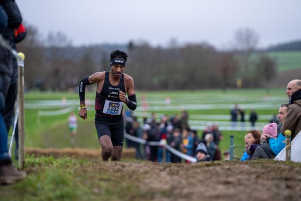 Samuel Fitwi Sibhatu (LG Vulkaneifel) am 18.12.2021 waehrend der deutschen Cross Meisterschaft 2021 in Sonsbeck