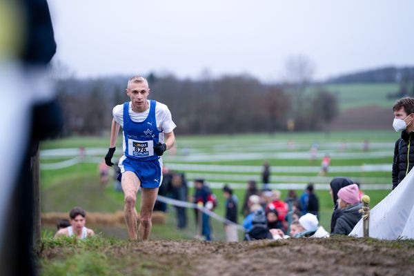 Nils Voigt (TV Wattenscheid 01) am 18.12.2021 waehrend der deutschen Cross Meisterschaft 2021 in Sonsbeck