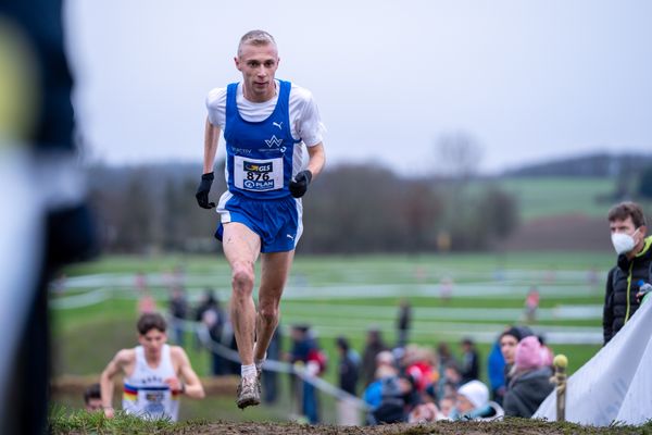 Nils Voigt (TV Wattenscheid 01) am 18.12.2021 waehrend der deutschen Cross Meisterschaft 2021 in Sonsbeck