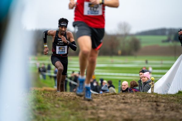 Samuel Fitwi Sibhatu (LG Vulkaneifel) am 18.12.2021 waehrend der deutschen Cross Meisterschaft 2021 in Sonsbeck