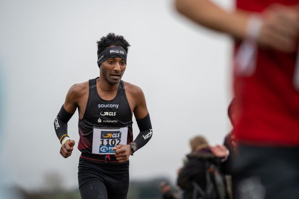 Samuel Fitwi Sibhatu (LG Vulkaneifel) am 18.12.2021 waehrend der deutschen Cross Meisterschaft 2021 in Sonsbeck