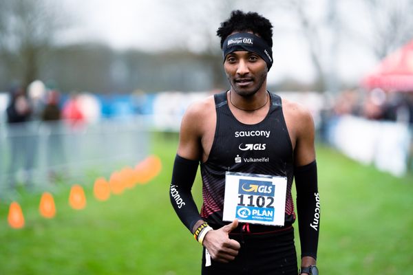 Samuel Fitwi Sibhatu (LG Vulkaneifel) am 18.12.2021 waehrend der deutschen Cross Meisterschaft 2021 in Sonsbeck