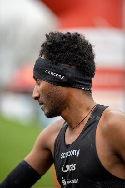 Samuel Fitwi Sibhatu (LG Vulkaneifel) am 18.12.2021 waehrend der deutschen Cross Meisterschaft 2021 in Sonsbeck